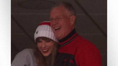 Taylor Swift's father accused of assaulting a photographer in Australia