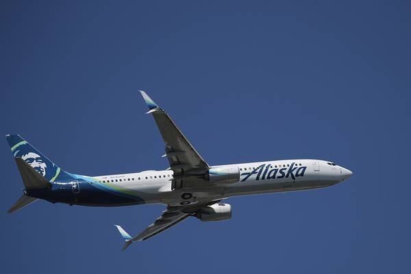 Alaska Airlines windshield cracks while landing