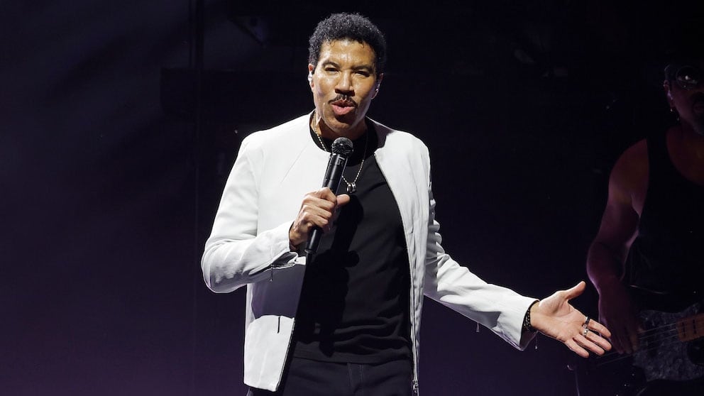 Lionel Richie Halts Tour for Heart Procedure